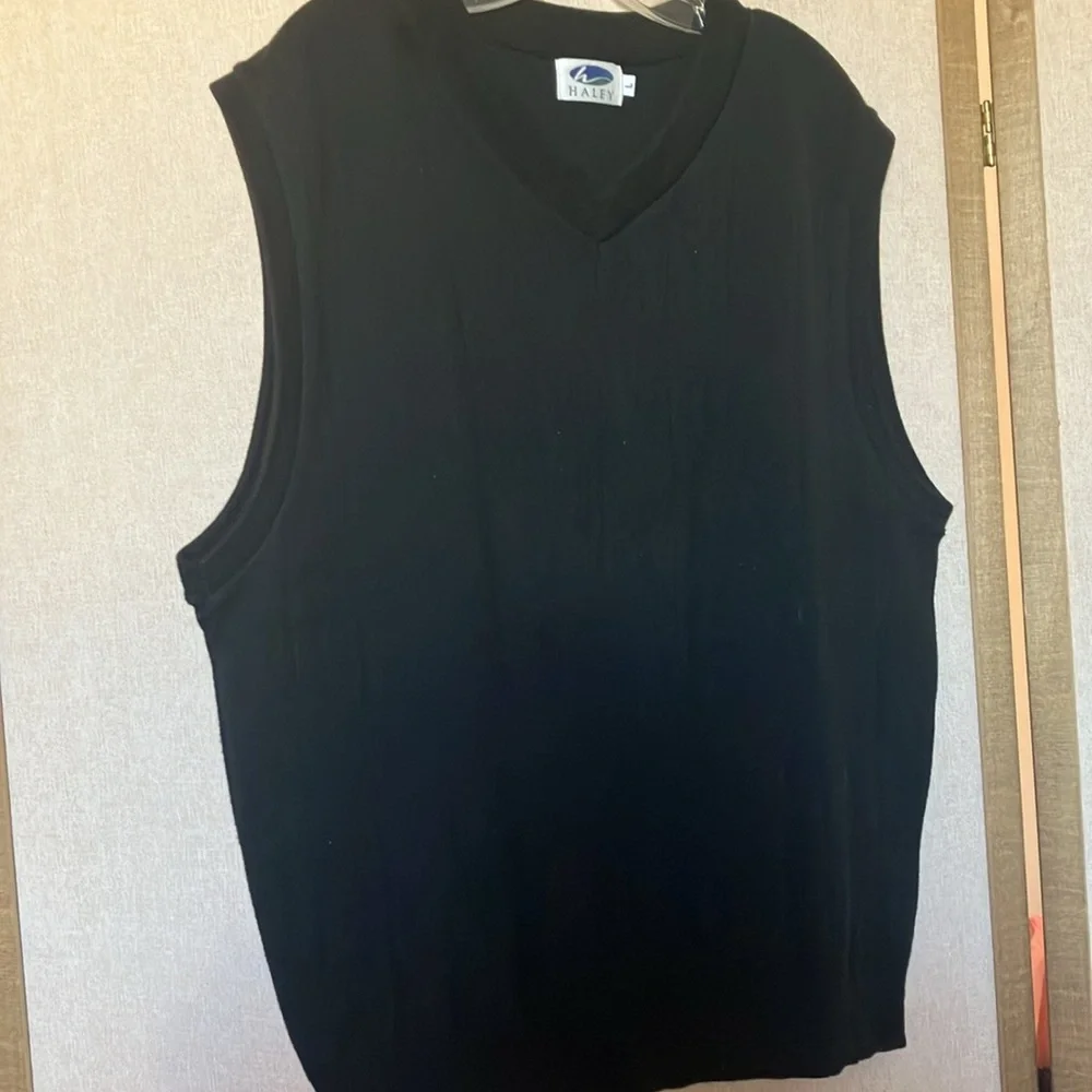 FINAL MARKDOWN Men’s Haley Black V-Neck vest large
